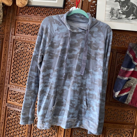 chasor Tops - Chasor camo hoodie with thumb holes
